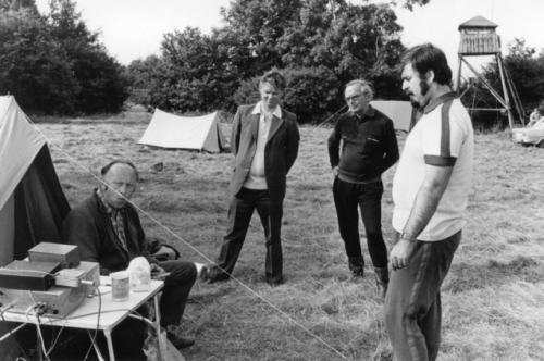 Před závodem u zařízení na 70 cm Vašek Antoš OK1ARP, přihlíželi André Matula, Ruda Weber OK1VHD a Honza Cuc OK1JJC