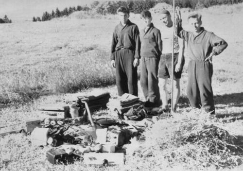 Uprostřed Ruda Weber OK1VHD