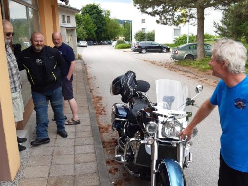 Poradu před PD na základně oživil Martin, syn Honzy OK1JC, ukázkou nové motorky 