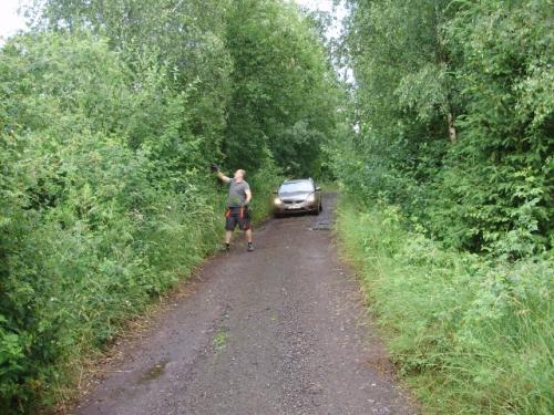 Roman OK1NPF při kontrole příjezdové cesty