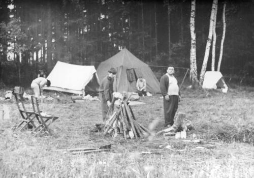 V popředí Standa Šmidrkal OK1AAH, u stanu Vašek Antoš OK1ARP
