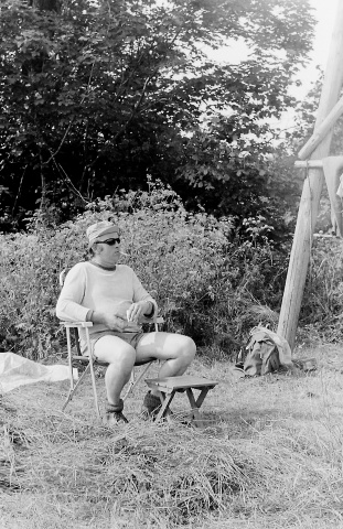 Při kuřácké pauze před stavbou stožáru. Vašek Antoš OK1ARP