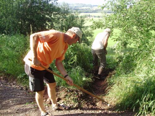 V očekávání deště jsme budovali trativod - Petr OK1AKI a Martin OK1TKN