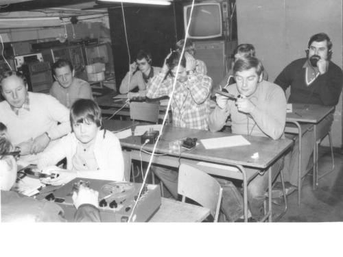 Magnetofon pouštěl F. Dušek OK1WC, na příjmu J. Dušek, J. Huryta OK1MNV, J. Podlipný OK1MZO, A. Lízr OK1MLA, M. Jůza OK1DMJ, J. Cuc OK1JJC, P. Nykl OL5BIW, P. Knap OL5BJD a V. Ferles OL5BCR