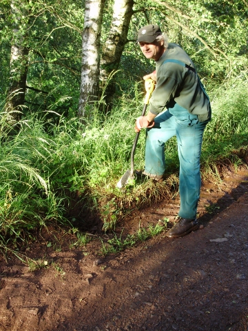 Martin OK1TKN opravuje trativod