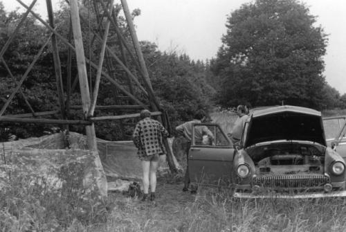 Před budováním přechodného QTH na Kozinci zezadu Honza Huryta OK1MNV, Jarda Holý OK1MIZ, Vašek Antoš OK1ARP, Honza Cuc OK1JJC a Volha Míly Jůzy OK1DMJ