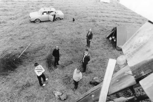 Pod posedem Vláďa Ferles OL5BCR, Ruda Weber OK1VHD, u auta Honza Cuc OK1JJC, Vašek Antoš OK1ARP, André Matula a Jirka Podlipný OK1MZO