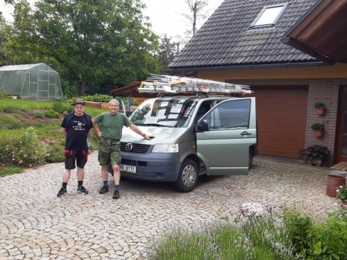 Přípravy na odjezd hotovy - Vláďa OK1FUJ a Petr OK1AKI