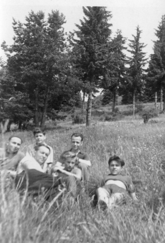 Začátkem padesátých let na Kozinci - zleva Ruda Weber OK1VHD, v popředí obklopen neidentifikovanými mladými členy Jan Hekrdle OK1AXW
