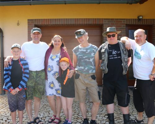 Vyrážíme. Mikuláš, Petr OK1AKI, Štěpánka, Karolína, Martin OK1TKN, Vláďa OK1FUJ a Roman OK1NPF