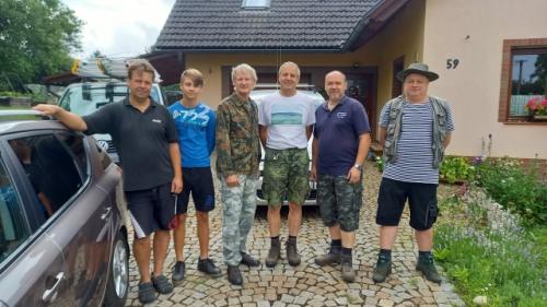 Můžeme vyrazit. Marek, Dominik, Martin OK1TKN, Petr OK1AKI, Roman OK1NPF a Vláďa OK1FUJ