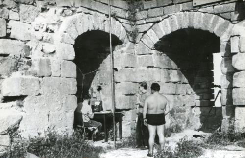 V plavkách Standa Šmidrkal OK1AAH, vše sledoval Zdeněk Burkert OK1-14724, u stanice Vašek Antoš OK1ARP