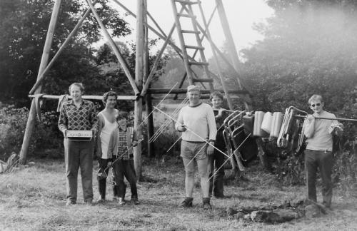 Nástup před závodem - s TCVRem Honza Huryta OK1MNV, se sekyrou Tonda Lízr OK1MLA, s pípou syn Toník, s anténou Vašek Antoš OK1ARP a dva operátoři Jarda Holý OK1MIZ a Míla Jůza OK1DMJ