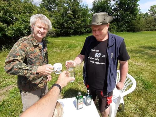 Při nutném přípitku na zdárný průběh akce Martin OK1TKN a Vláďa OK1FUJ