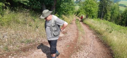 Některé jsme nechali pod kopcem. Vláďa OK1FUJ a Štěpánka