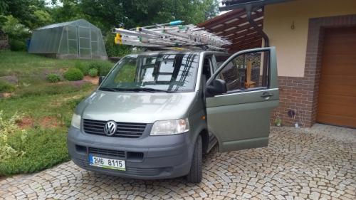 Antény a stožáry jsou na střeše