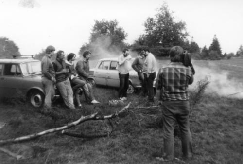 Přijela i návštěva z OK1KOB (Dvůr Králové), zleva Martin Cuc, Papa Nosek OK1AXN, Naďa Romaniuková OK1UXL, Pepa Šnábl OK1MKD, Jindra OK1XOB, Jirka Janeček OK1FOB, Honza Cuc OK1JJC, natáčel Béda Sigmund OK1FXX