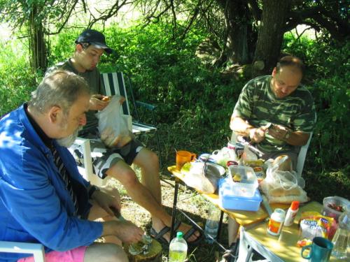 Při snídani Honza Cuc OK1JC, Kuba Knap a Roman Pokorný OK1NPF