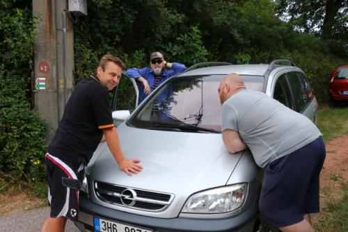 Sraz před odjezdem -. Marek Jirásko, Honza OK1JC a Martin Cucovi