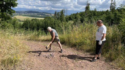 Cestář Martin OK1TKN. A kamení tam roztloukal, když silnici štěrkoval…