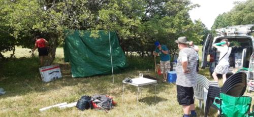 Začínáme budovat zázemí. Štěpánka, Kuba, Vláďa OK1FUJ, Roman OK1NPF a Ondra