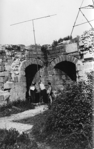 Pohled na vysílací pracoviště s anténou, v popředí Standa Šmidrkal OK1AAH