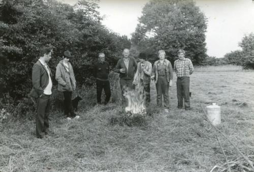 U ohně se ohřívali André Matula, Vláďa Ferles OL5BCR, Ruda Weber OK1VHD, Vašek Antoš OK1ARP, Pavel Antoš, Petr Antoš a Jirka Podlipný OK1MZO