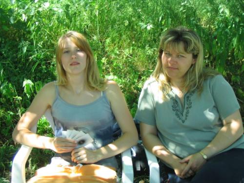 Při dopolední siestě Anička Knapová a Věra Kobrlová