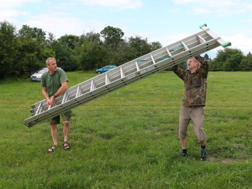 Na začátku stavění nechyběli Petr OK1AKI a Martin OK1TKN