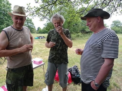 Přípitek na úspěch. Petr OK1AKI, Martin OK1TKN a Vláďa OK1FUJ