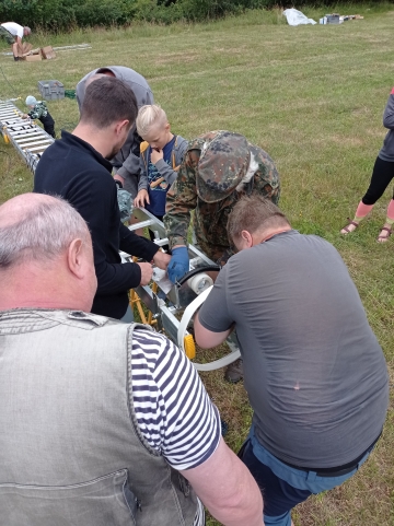 Fixace rotátoru je nezbytná. Vláďa OK1FUJ, Kuba, Martin, Martin OK1TKN, Mikuláš