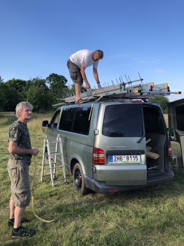 A začíná skládání materiálu z auta