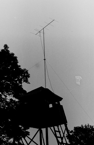 Večerní záběr na posed s anténou