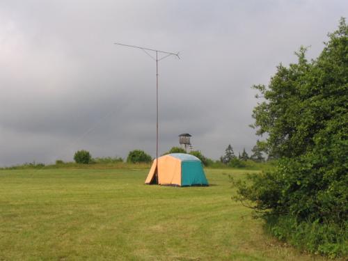 Pohled na vysílací pracoviště, obloha nějak potemněla