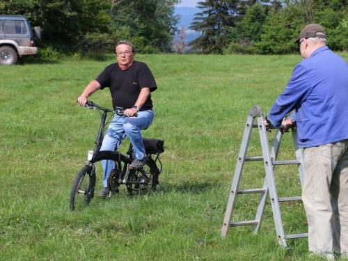 Na kole přijel Zdeněk OK1MKZ, kterého sledoval Honza OK1JC