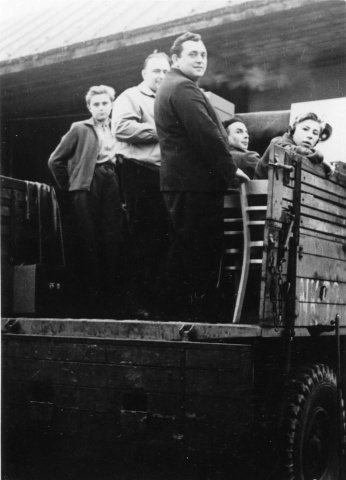 Den ČSLA na letišti v Nové Pace v roce 1956. V popředí Standa Šmidrkal OK1AAH, Jan Kuřík, sedící Ruda Weber OK1VHD a další neznámí členové