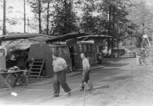 Spojovací služba při 32. ročníku Šestidenní motocyklové soutěže Špindlerúv Mlýn - Javorník. Standa Šmidrkal OK1AAH a Vlastík Věchet