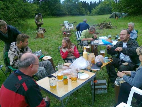 Vláďa Ferles, Marek Jirásko, Tomáš a Martina Kobrlovi, v pozadí Kuba Knap, Honza Cuc OK1JC, Martin Kobrle OK1TKN, Ota Knap st., Roman Pokorný OK1NPF a Věra Kobrlová