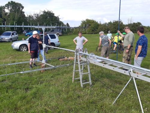 Přípravy antén se ujali Vláďa OK1FUJ, Zdeněk OK1MKZ, Tomáš, Martin OK1TKN, Marek