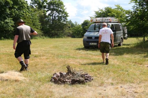 Příprava ohniště. Vláďa OK1FUJ a Petr OK1AKI