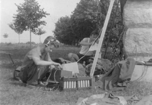 Při kontrole zařízení před závodem André Matula a Ruda Weber OK1VHD