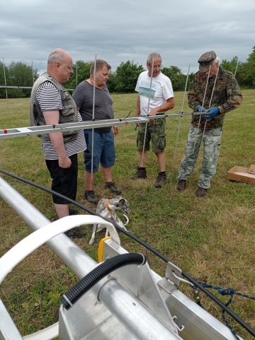 Martin OK1TKN kontroluje přichycení dipólu. Přihlížejí Vláďa OK1FUJ, Martin a Petr OK1AKI
