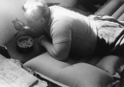 Obědvající Standa Šmidrkal OK1AAH. Zajištěné jídlo bylo prý tak vynikající, že si naši členové raději vařili svépomocí