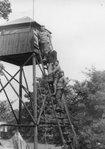 Na žebříku posedu shora Vašek Antoš OK1ARP, Honza Huryta OK1MNV, Tonda Lízr OK1MLA a Honza Cuc OK1JJC