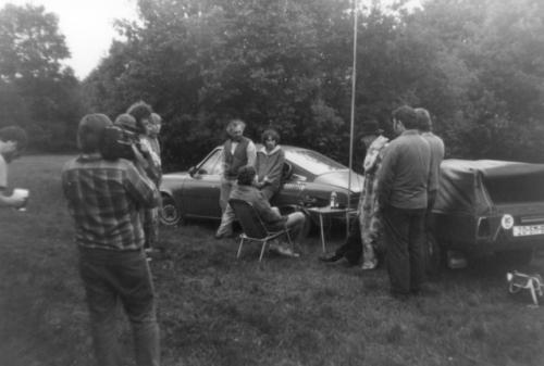 Druhé pracoviště natáčel Béda Sigmund OK1FXX, Ota Kozlík OK1XAV, Pepa Nosek OK1AXN, Naďa Romaniuková OK1UXL, u zařízení NOTON seděl Pepa Šnábl OK1MKD, přihlíželi Honza Huryta OK1MNV a Honza Cuc OK1JJC