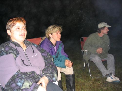 Při večerním posezení u ohně Štěpánka Knapová, Věra a Martin OK1TKN Kobrlovi