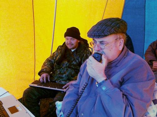 Byla zima, u mikrofonu promrzlý Honza Cuc OK1JC, zapisoval stejně promrzlý Roman Pokorný OK1NPF