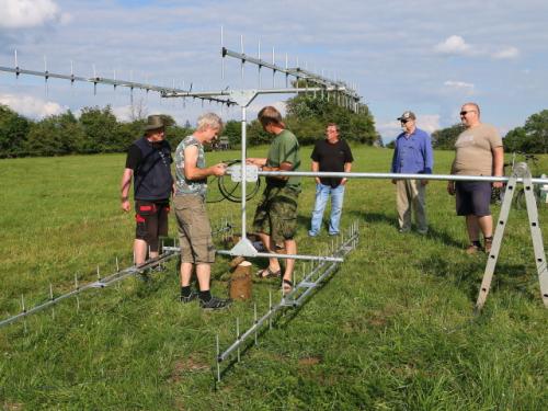 Ještě bylo nutné správně zapojit. Vláďa OK1FUJ, Martin OK1TKN, Petr OK1AKI, Zdeněk OK1MKZ, Honza OK1JC, Martin