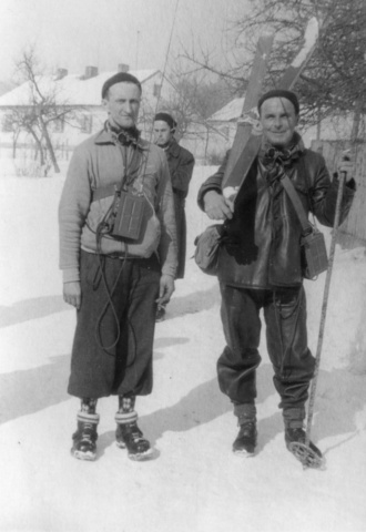 Napravo Ruda Weber OK1VHD