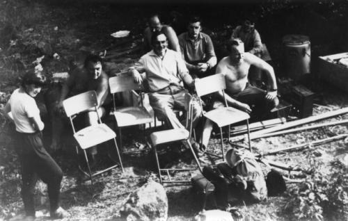 Sestava radioklubu při PD - v popředí sedící Standa Šmidrkal OK1AAH, Ruda Weber OK1VHD a Vašek Antoš OK1ARP